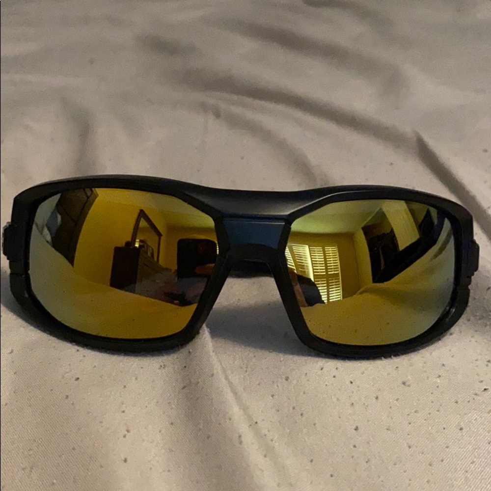 Eight V.1 polarized sunglasses.